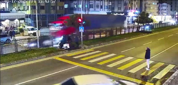 trabzonun-akcaabat-ilcesinde-tirin-carptigi-otomobile-carptigi-kazada-surucu-yaralandi-5.jpg