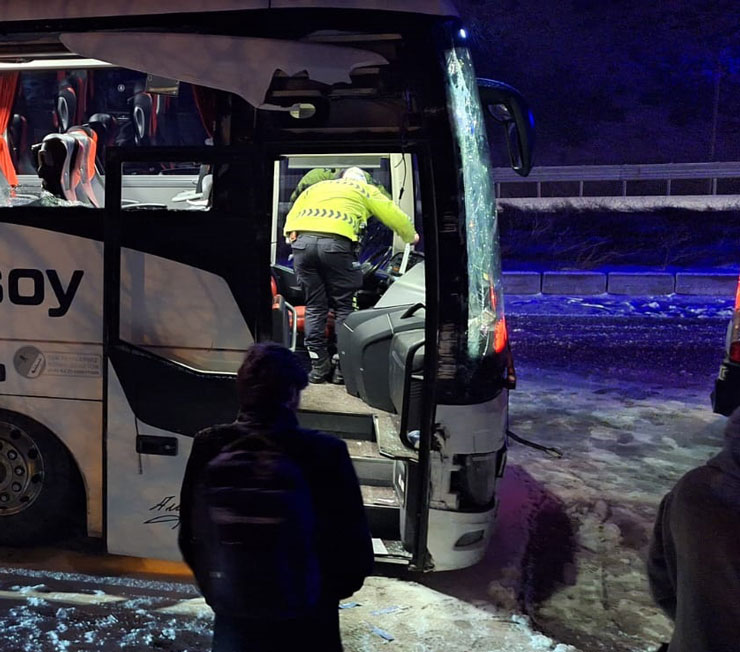 gumushanede-karda-kayan-otobus-duvara-surterek-durdu-14-yarali-1.jpg