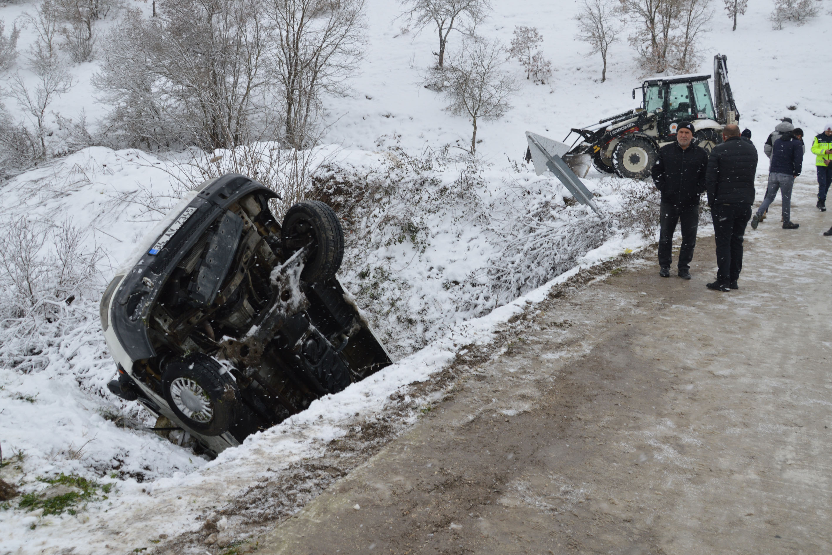 cenazeye-gidenleri-tasiyan-minibus-cay-y-549775-163030.jpg