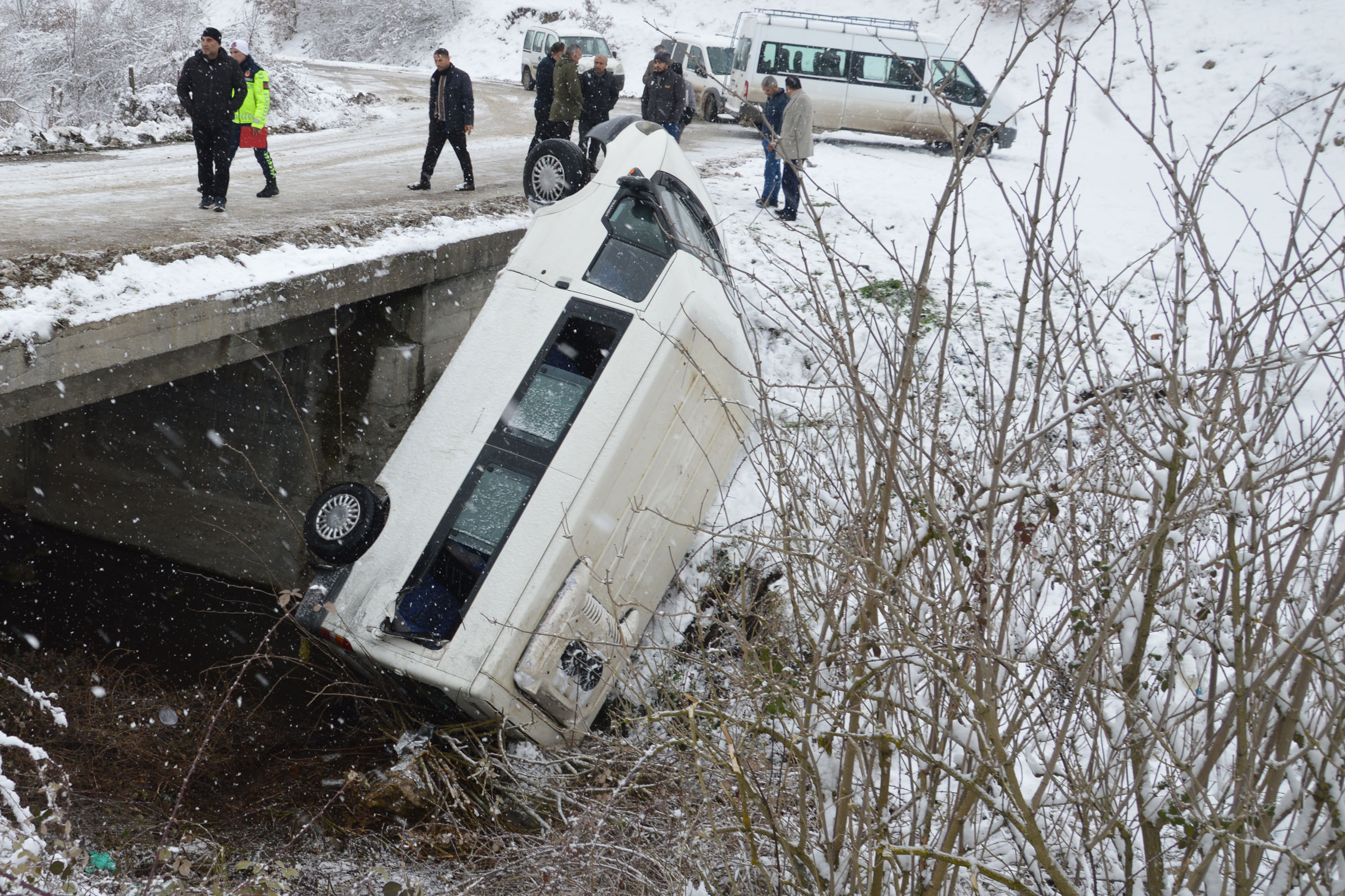 cenazeye-gidenleri-tasiyan-minibus-cay-y-549776-163030.jpg