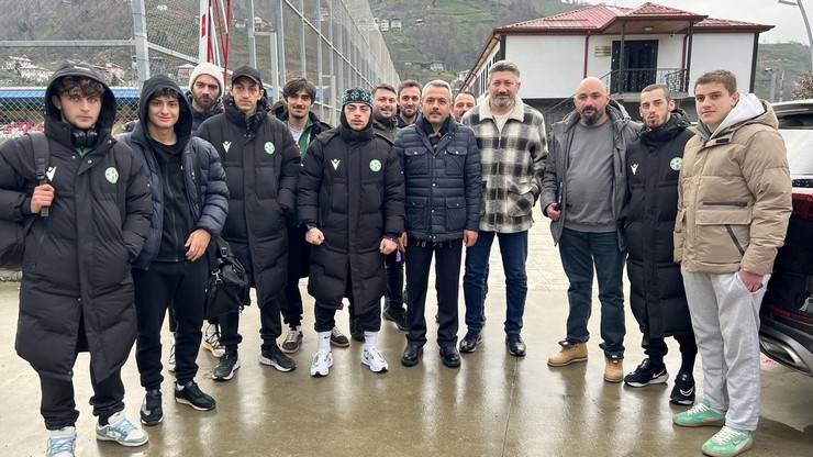 rize-valisi-ihsan-selim-baydas-ve-guneysu-belediye-baskani-rifat-ozer-guneysuspor-ile-hazirlik-macinda-karsilasan-gurcistanli-sporcularla-mactan-sonra-1.jpg
