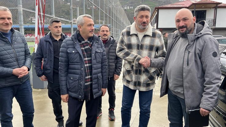 rize-valisi-ihsan-selim-baydas-ve-guneysu-belediye-baskani-rifat-ozer-guneysuspor-ile-hazirlik-macinda-karsilasan-gurcistanli-sporcularla-mactan-sonra-2.jpg