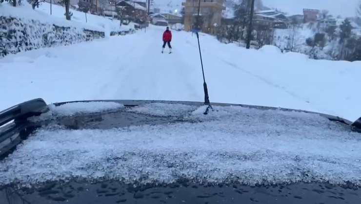 rizede-amator-kayak-sporcusu-yasin-capoglu-yogun-kar-yagisi-sonrasi-kayak-takimlariyla-kayarak-gittigi-marketten-alisveris-yapti-3.jpg