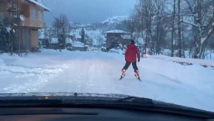 rizede-amator-kayak-sporcusu-yasin-capoglu-yogun-kar-yagisi-sonrasi-kayak-takimlariyla-kayarak-gittigi-marketten-alisveris-yapti-4.jpg