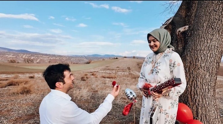 corumun-iskilip-ilcesinde-ciftcilik-yapan-cihat-ayva-ayse-nur-candana-surpriz-yaparak-traktoruyle-tarlasina-benimle-evlenir-misin-diye-yazdi-1.jpg