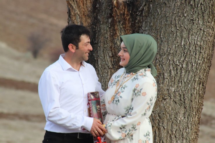 corumun-iskilip-ilcesinde-ciftcilik-yapan-cihat-ayva-ayse-nur-candana-surpriz-yaparak-traktoruyle-tarlasina-benimle-evlenir-misin-diye-yazdi-3.jpg