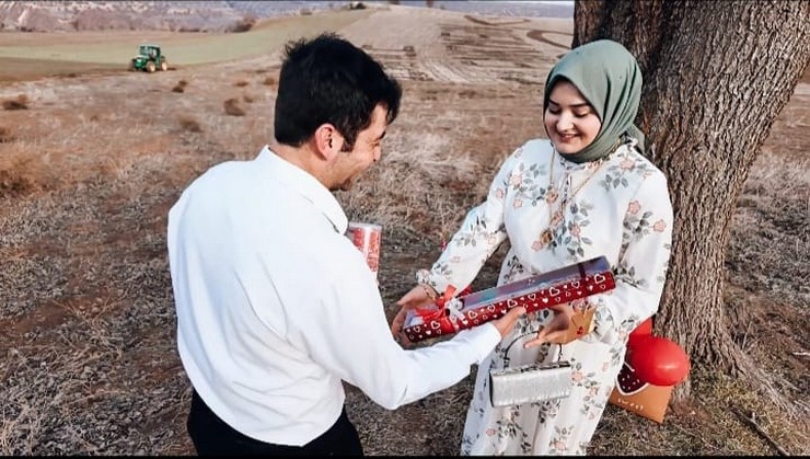 corumun-iskilip-ilcesinde-ciftcilik-yapan-cihat-ayva-ayse-nur-candana-surpriz-yaparak-traktoruyle-tarlasina-benimle-evlenir-misin-diye-yazdi-4.jpg
