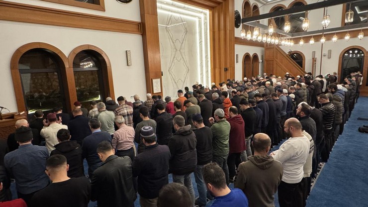rizede-enderun-usulu-teravih-namazi-yogun-katilimla-eda-edildi-2.jpg