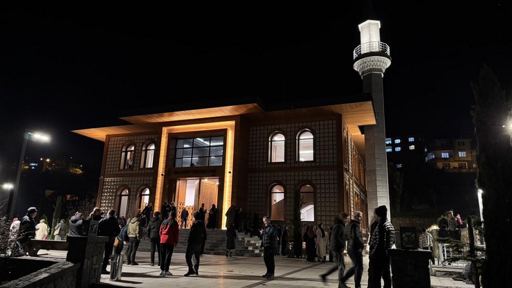 rizede-enderun-usulu-teravih-namazi-yogun-katilimla-eda-edildi-4.jpg