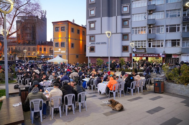 trabzonda-ortahisar-belediyesinin-mahallelerde-duzenledigi-iftar-programlari-devam-ediyor-1-001.jpg