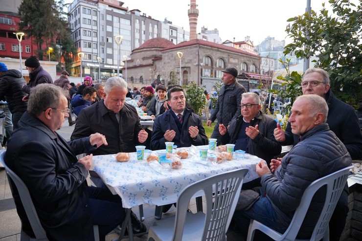 trabzonda-ortahisar-belediyesinin-mahallelerde-duzenledigi-iftar-programlari-devam-ediyor-2-001.jpg