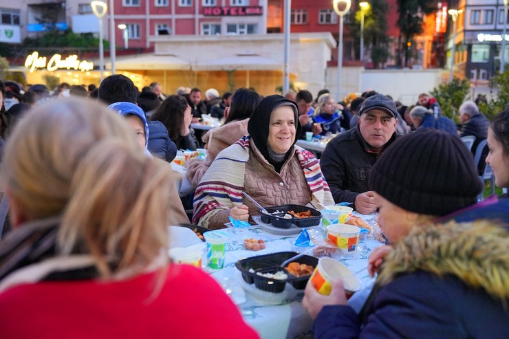 trabzonda-ortahisar-belediyesinin-mahallelerde-duzenledigi-iftar-programlari-devam-ediyor-6.jpg
