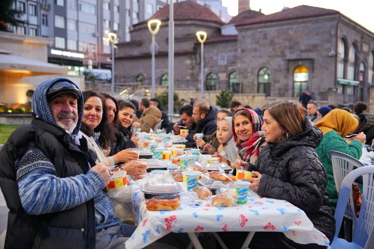 trabzonda-ortahisar-belediyesinin-mahallelerde-duzenledigi-iftar-programlari-devam-ediyor-7.jpg