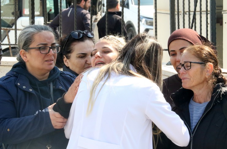 antalyada-halit-can-sakman-32-kendisi-gibi-hemsire-olan-2-ay-once-evlendigi-sevcan-demir-sakmani-26-satirla-oldurdu-kendisi-de-bogazindan-yaralanan-halit-can-sak.jpg