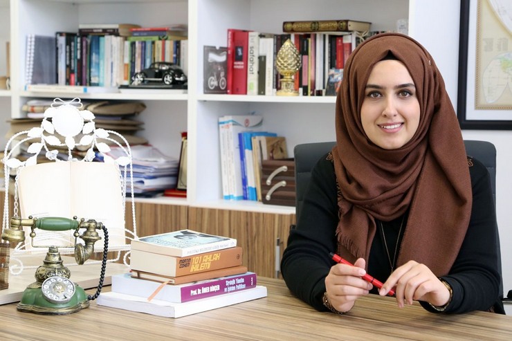 ispartada-agaca-carpan-otomobildeki-suleyman-demirel-universitesi-sdu-ogretim-uyesi-doc-dr-elif-kaya-37-hayatini-kaybetti-esi-ile-oglu-yaralandi.jpg