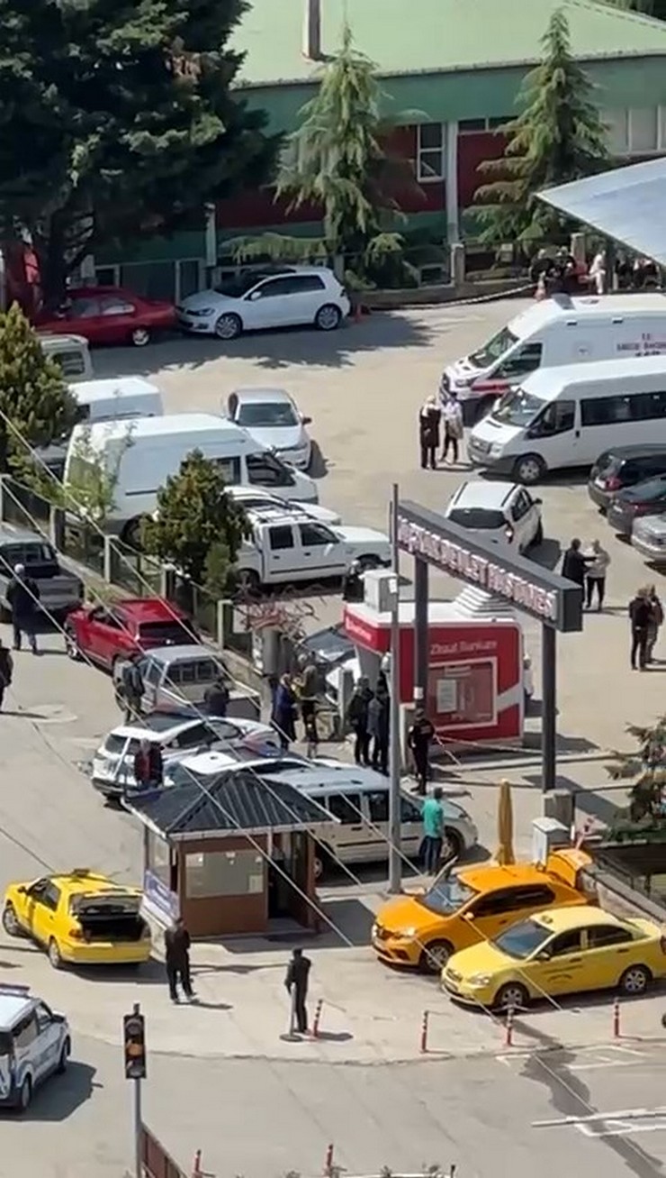 rizenin-pazar-ilcesinde-yasar-k-hastane-bahcesinde-arazi-anlasmazligi-nedeniyle-tartistigi-kardesi-dogan-k-yi-tabancayla-ayagindan-vurarak-yaraladi-1.jpg