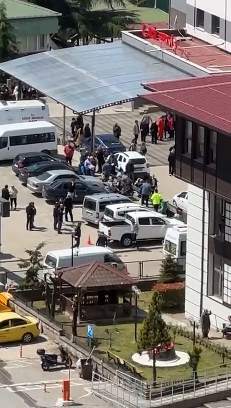 rizenin-pazar-ilcesinde-yasar-k-hastane-bahcesinde-arazi-anlasmazligi-nedeniyle-tartistigi-kardesi-dogan-k-yi-tabancayla-ayagindan-vurarak-yaraladi-2.jpg