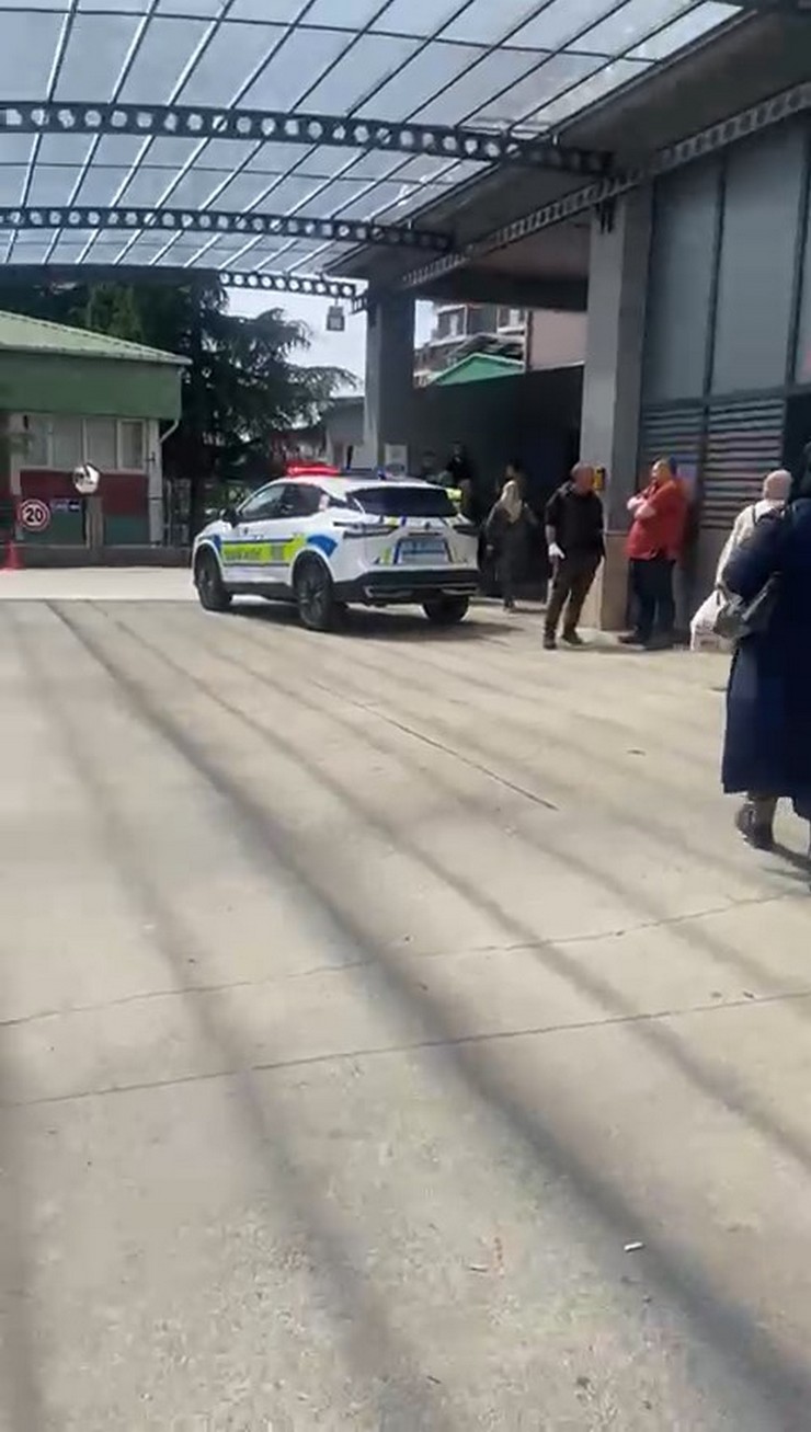 rizenin-pazar-ilcesinde-yasar-k-hastane-bahcesinde-arazi-anlasmazligi-nedeniyle-tartistigi-kardesi-dogan-k-yi-tabancayla-ayagindan-vurarak-yaraladi-3.jpg