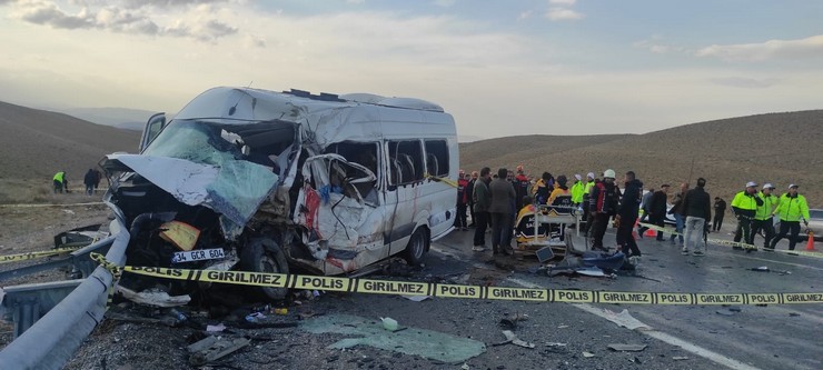 vanda-kamyonla-yolcu-minibusu-carpisti-2.jpg