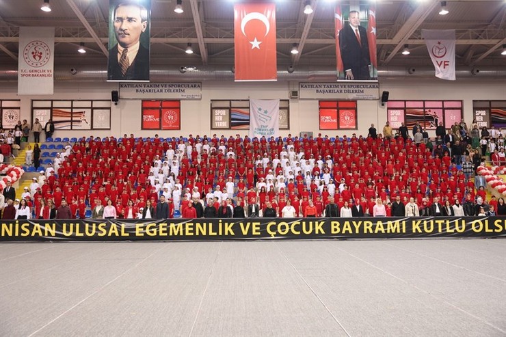 rize-23-nisan-ulusal-egemenlik-ve-cocuk-bayramini-coskuyla-kutladi-2.jpg