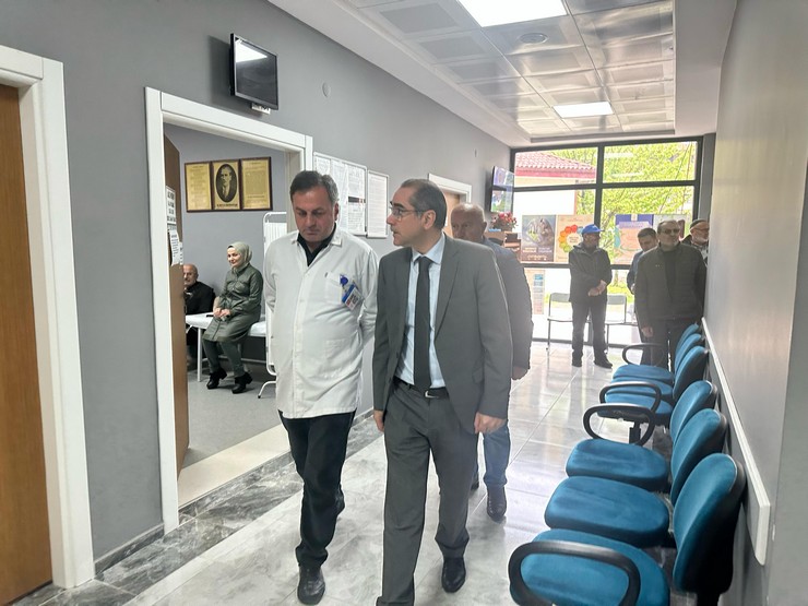 rize-il-saglik-muduru-doc-dr-gokhan-demiral-muradiye-aile-sagligi-merkezini-ziyaret-ederek-incelemelerde-bulundu-10.jpg