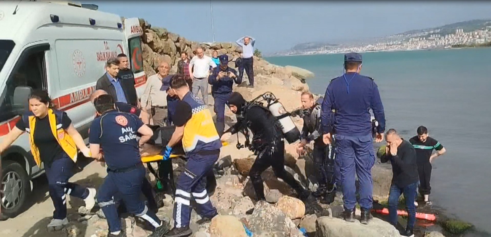 trabzonda-denize-giren-2-arkadas-bogul-703954-208387.jpg