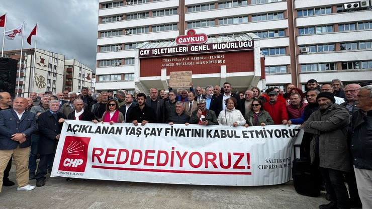chp-rize-il-baskani-saltuk-deniz-yas-cay-fiyatinin-tuik-enflasyon-rakaminin-altinda-aciklanmasini-protesto-etmek-icin-caykur-onunde-basin-aciklamasinda-bulundu-6.jpg