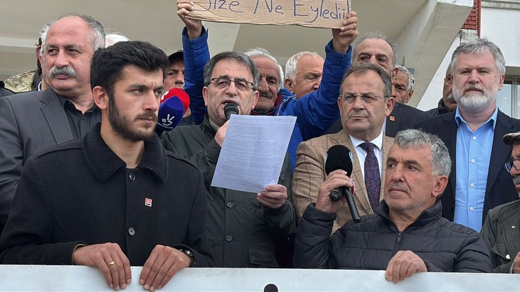 chp-rize-il-baskani-saltuk-deniz-yas-cay-fiyatinin-tuik-enflasyon-rakaminin-altinda-aciklanmasini-protesto-etmek-icin-caykur-onunde-basin-aciklamasinda-bulundu-8.jpg