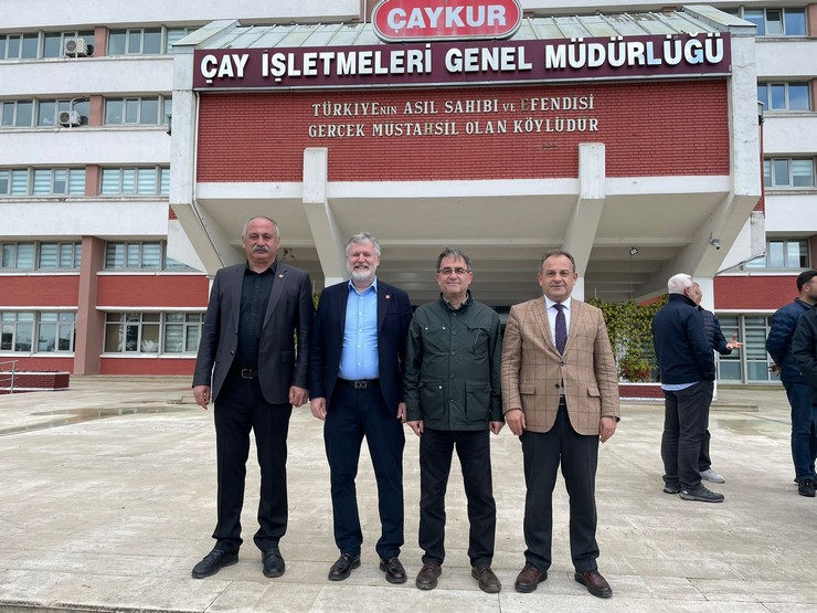 chp-rize-il-baskani-saltuk-deniz-yas-cay-fiyatinin-tuik-enflasyon-rakaminin-altinda-aciklanmasini-protesto-etmek-icin-caykur-onunde-basin-aciklamasinda-bulundu.jpg