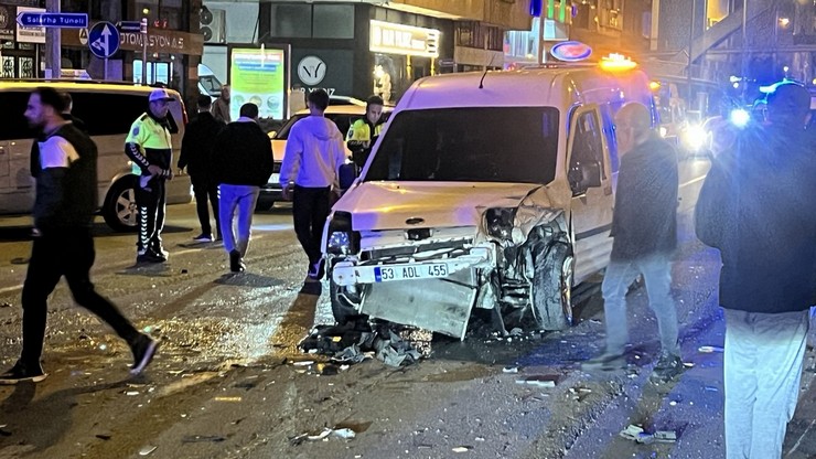 rizede-sahil-cami-mevkiinde-meydana-gelen-trafik-kazasinda-3-kisi-yaralandi-16.jpg