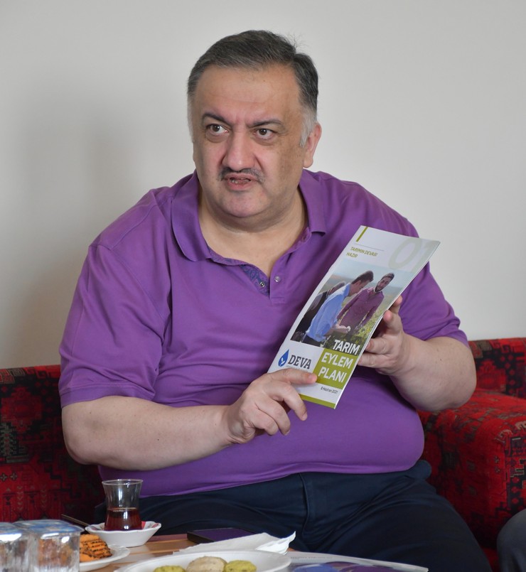 deva-partili-hasan-karal-partisinin-ankara-il-baskani-elcin-guloren-ve-teskilat-mensuplariyla-birlikte-sincan-ilcesi-yenikayi-mahallesinde-ciftcileri-ziyar-4.jpg