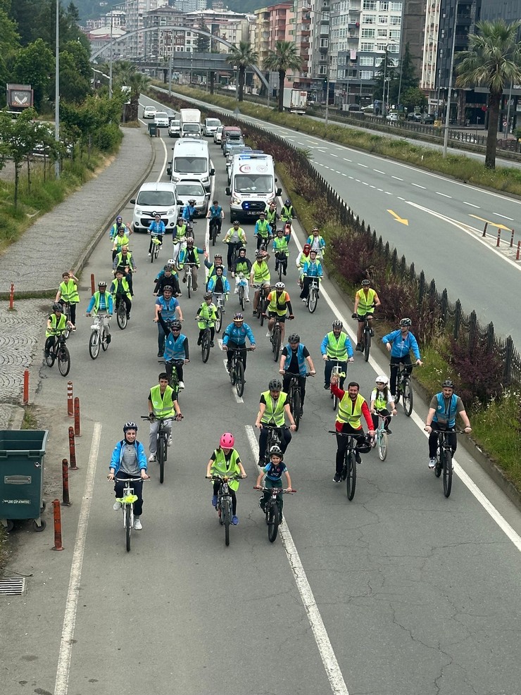 rizede-yesilay-rize-subesi-tarafindan-sagligin-keyfini-birlikte-surelim-sloganiyla-duzenlenen-12-geleneksel-yesilay-bisiklet-turu-yogun-bir-katilimla-gerceklesti-1.jpg