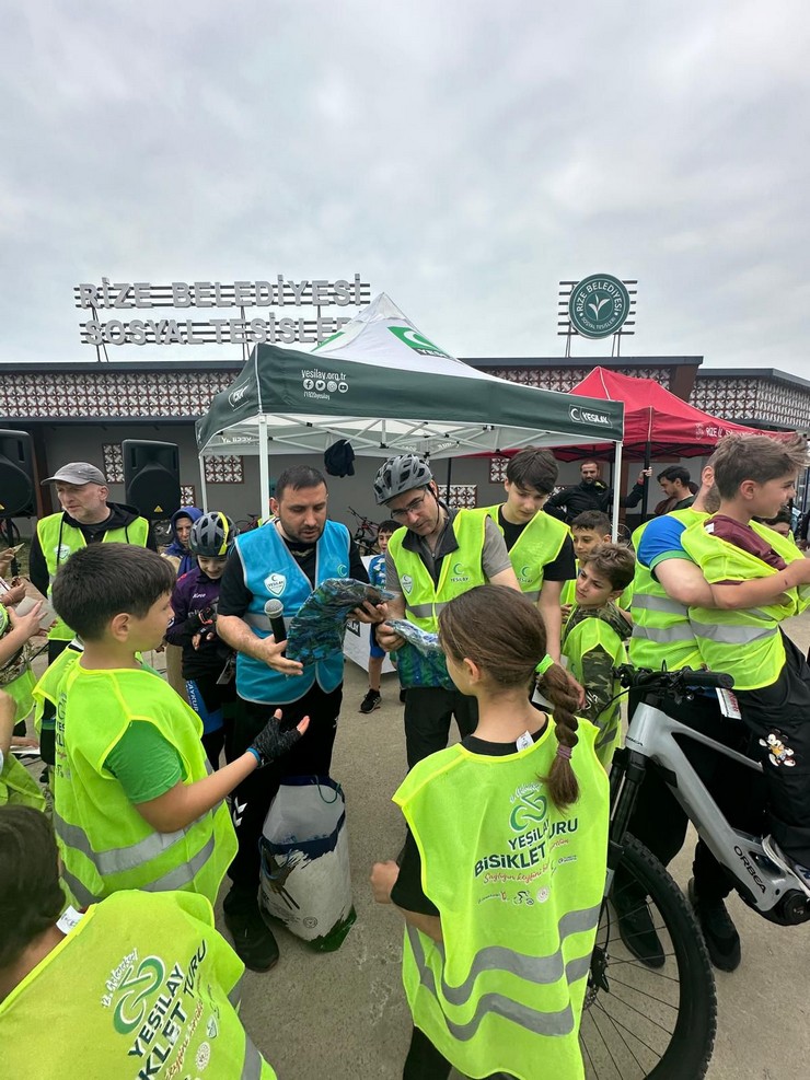 rizede-yesilay-rize-subesi-tarafindan-sagligin-keyfini-birlikte-surelim-sloganiyla-duzenlenen-12-geleneksel-yesilay-bisiklet-turu-yogun-bir-katilimla-gerceklesti-18.jpg