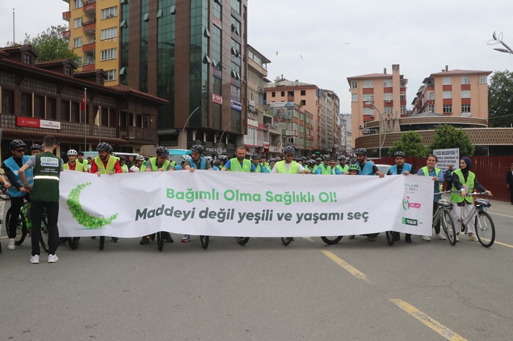 rizede-yesilay-rize-subesi-tarafindan-sagligin-keyfini-birlikte-surelim-sloganiyla-duzenlenen-12-geleneksel-yesilay-bisiklet-turu-yogun-bir-katilimla-gerceklesti-28.jpg