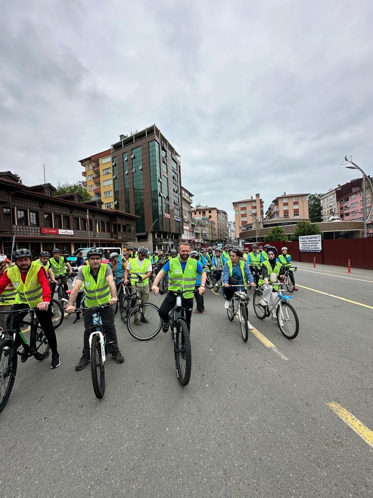 rizede-yesilay-rize-subesi-tarafindan-sagligin-keyfini-birlikte-surelim-sloganiyla-duzenlenen-12-geleneksel-yesilay-bisiklet-turu-yogun-bir-katilimla-gerceklesti-7.jpg