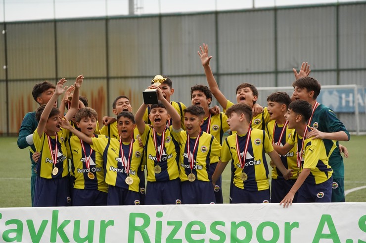 u12-rize-cup-2025-yigit-demirel-uluslararasi-futbol-turnuvasi-sona-erdi-36.jpg