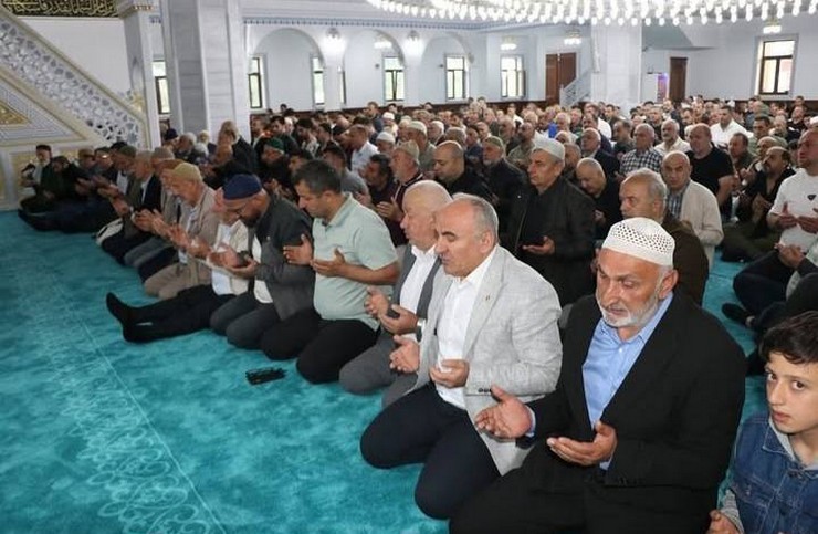 ardesende-ensar-camiinde-ilk-namaz-coskusu-11.jpg