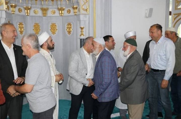 ardesende-ensar-camiinde-ilk-namaz-coskusu-2.jpg
