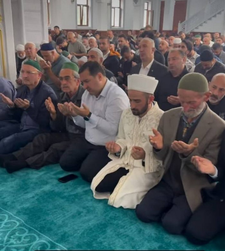 ardesende-ensar-camiinde-ilk-namaz-coskusu-5.jpg