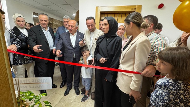 rizeli-genc-girisimci-aysenur-sisman-rizede-guzellik-sektorune-yeni-bir-soluk-getirerek-kendi-adini-tasiyan-aysenur-sisman-make-up-studioyu-gorkemli-bir-torenle-hiz-18.jpg