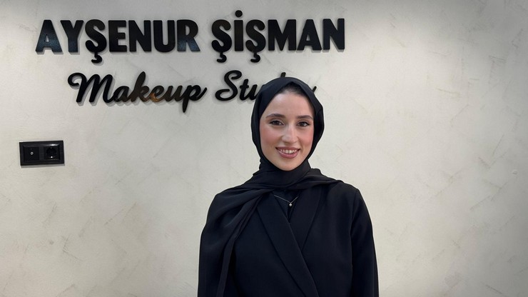 rizeli-genc-girisimci-aysenur-sisman-rizede-guzellik-sektorune-yeni-bir-soluk-getirerek-kendi-adini-tasiyan-aysenur-sisman-make-up-studioyu-gorkemli-bir-torenle-hiz-5.jpg