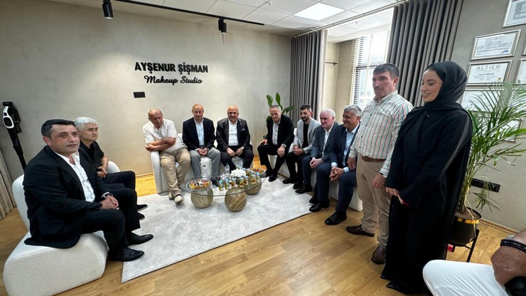 rizeli-genc-girisimci-aysenur-sisman-rizede-guzellik-sektorune-yeni-bir-soluk-getirerek-kendi-adini-tasiyan-aysenur-sisman-make-up-studioyu-gorkemli-bir-torenle-hiz-7.jpg