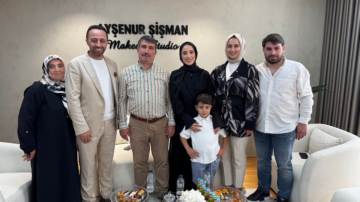 rizeli-genc-girisimci-aysenur-sisman-rizede-guzellik-sektorune-yeni-bir-soluk-getirerek-kendi-adini-tasiyan-aysenur-sisman-make-up-studioyu-gorkemli-bir-torenle-hiz.jpg