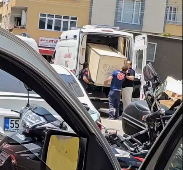 samsunun-canik-ilcesinde-saglik-calisanlarinin-ambulansin-sedye-bolumune-dolap-yuklendigi-anlar-cevredekiler-tarafindan-cep-telefonu-kamerasiyla-kaydedildi-1.jpg