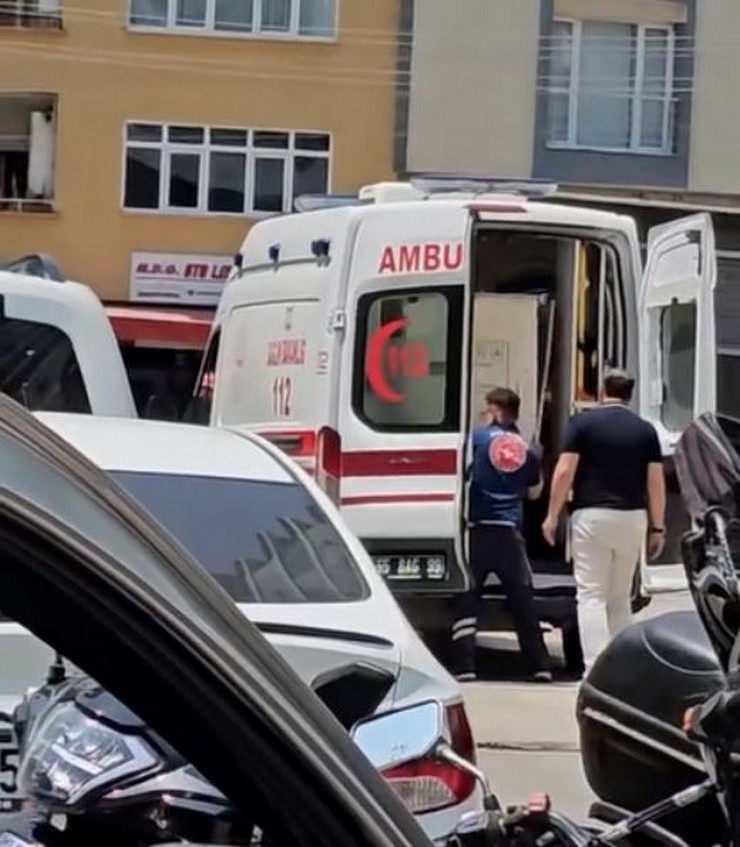 samsunun-canik-ilcesinde-saglik-calisanlarinin-ambulansin-sedye-bolumune-dolap-yuklendigi-anlar-cevredekiler-tarafindan-cep-telefonu-kamerasiyla-kaydedildi-2.jpg