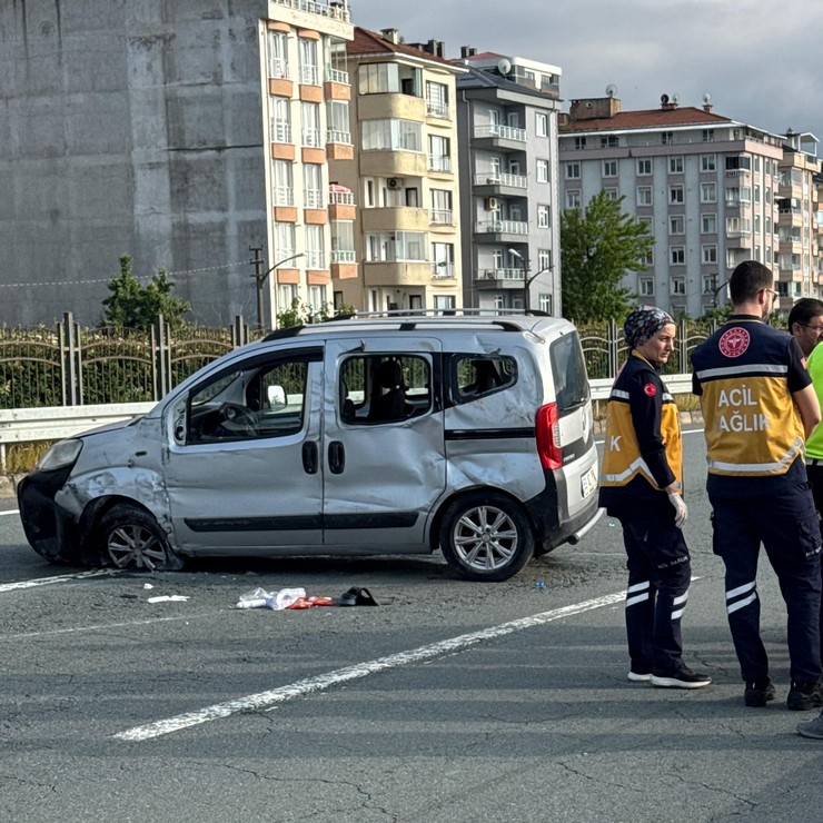 rizenin-cayeli-ilcesinden-gecen-karadeniz-sahil-yolunda-hafif-ticari-arac-bariyerlere-carpti-kazada-2-kisi-hayatini-kaybetti-3-kisi-yaralandi-4.jpg