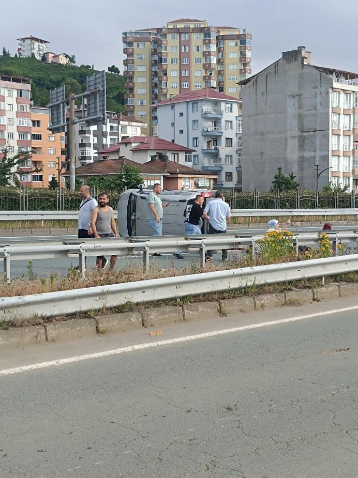 rizenin-cayeli-ilcesinden-gecen-karadeniz-sahil-yolunda-hafif-ticari-arac-bariyerlere-carpti-kazada-2-kisi-hayatini-kaybetti-3-kisi-yaralandi-5.jpg