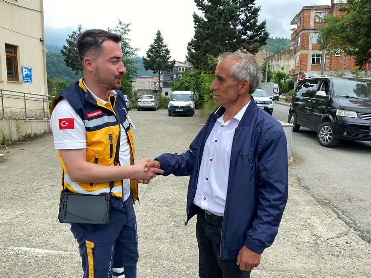 rizede-baldan-zehirlenen-arici-saglik-ekiplerinin-mudahalesiyle-kurtarildi-6.jpg