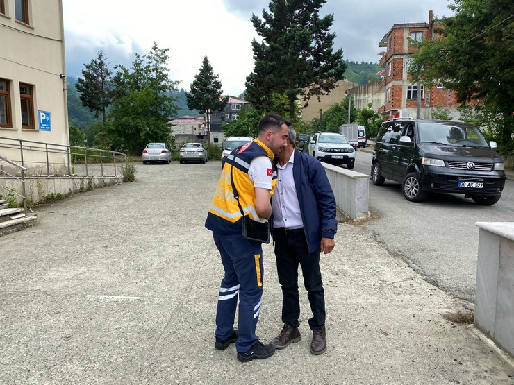 rizede-baldan-zehirlenen-arici-saglik-ekiplerinin-mudahalesiyle-kurtarildi-7.jpg