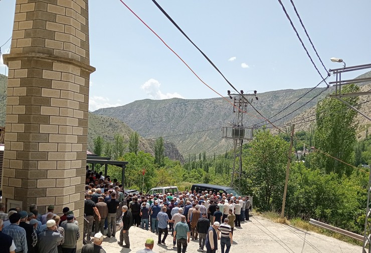 rizedeki-kazada-hayatini-kaybeden-rteu-ogrencisi-ve-kardesi-artvinde-defnedildi-3.jpg